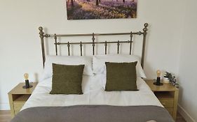 Direct Booking Prices, Studio Apartment, Free Parking, Wifi, Central, Quiet
